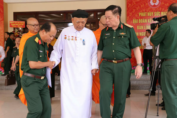 Không ngừng phát huy vai trò của già làng, chức sắc tôn giáo trong xây dựng khối Đại đoàn kết