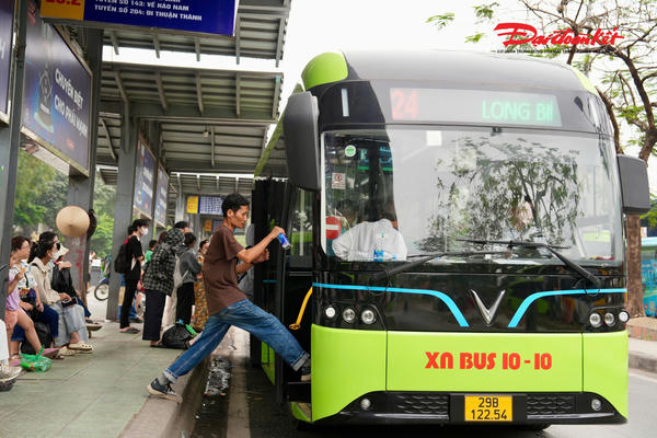 Hà Nội bổ sung 53 xe buýt điện, nâng chất lượng phục vụ trên 3 tuyến