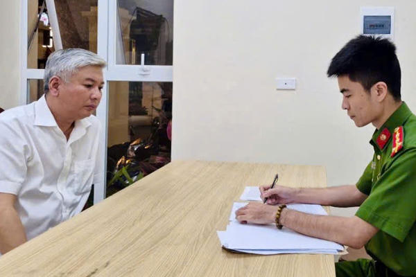 Công an Hà Nội tạm giữ tài xế ô tô để điều tra về hành vi "Gây rối trật tự công cộng"