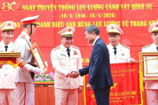 Trung tướng Nguyễn Thanh Tùng, Giám đốc Công an Hà Nội được trao tặng Anh hùng Lực lượng vũ trang