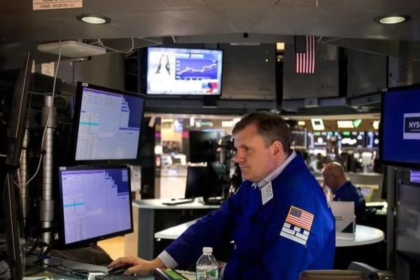 Thị trường chứng khoán Phố Wall bùng nổ kỷ lục khi eo biển Hormuz mở lại