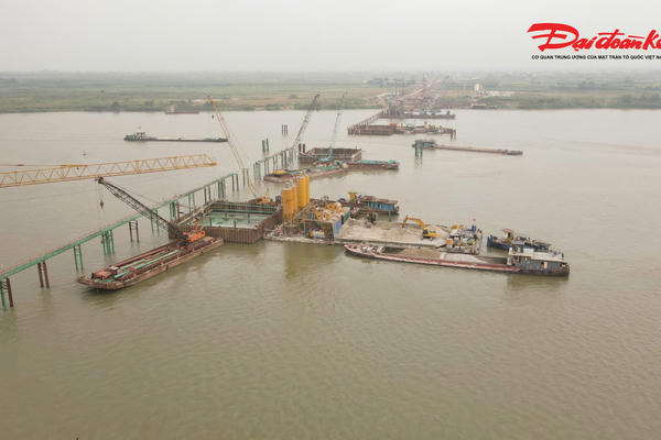 Công trường Cầu Hồng Hà: Tăng tốc thi công trụ cầu, chạy đua trước mùa lũ