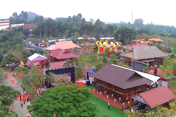 Trẩy hội giữa 'Ngôi làng đa sắc' dưới chân núi Nghĩa Lĩnh