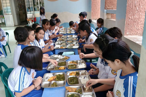 Báo động ngộ độc thực phẩm học đường: Bịt lỗ hổng từ chuỗi cung ứng