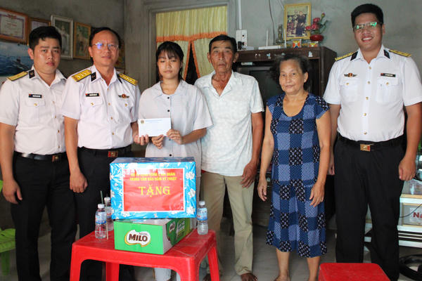 Cán bộ Hải quân tới nhà tặng quà con em ngư dân nghèo miền Tây Nam bộ