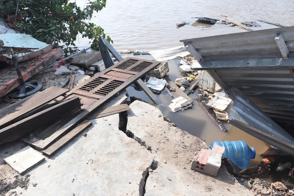 Sạt lở nghiêm trọng, nhiều nhà dân dọc kênh xáng Cà Mau-Bạc Liêu hư hỏng nặng 