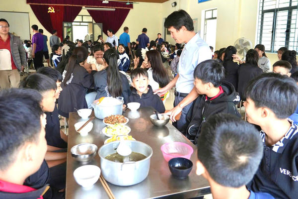 Ấm lòng bữa cơm trưa giữ chân học sinh vùng cao