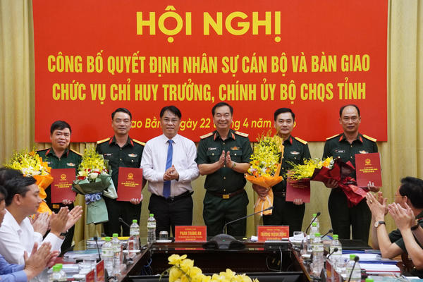Bàn giao chức vụ Chỉ huy trưởng, Chính ủy Bộ Chỉ huy Quân sự tỉnh Cao Bằng