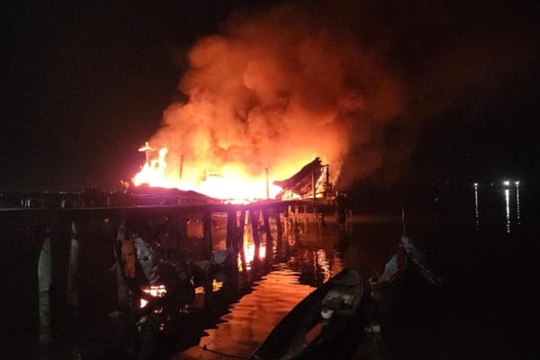 Huế: Tàu cá bất ngờ bốc cháy dữ dội trong đêm
