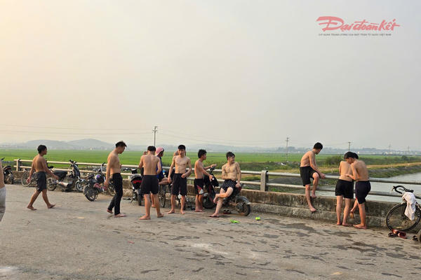 Nghệ An: Nguy hiểm rình rập khi tắm kênh giải nhiệt