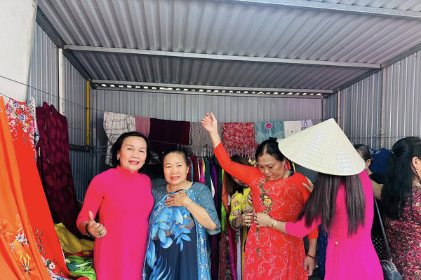 Đà Nẵng: Chị em phụ nữ hào hứng chọn áo dài ở gian hàng 0 đồng