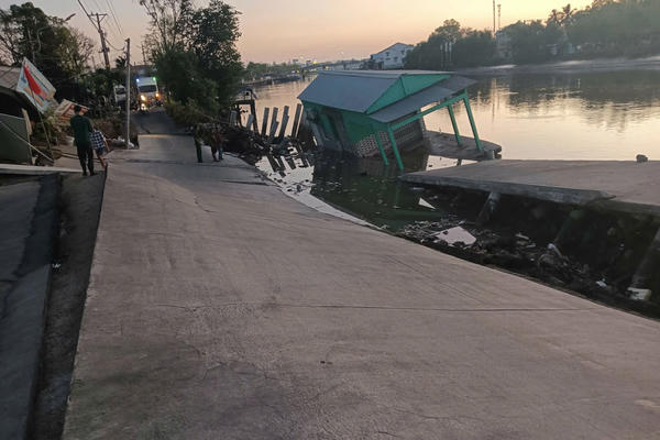 Cà Mau: Sạt lở lúc rạng sáng, 70m đường bị sụp xuống sông