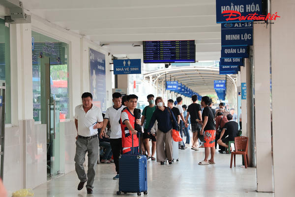 Người dân rời Thủ đô, bến xe Hà Nội đông đúc trước kỳ nghỉ Giỗ Tổ Hùng Vương