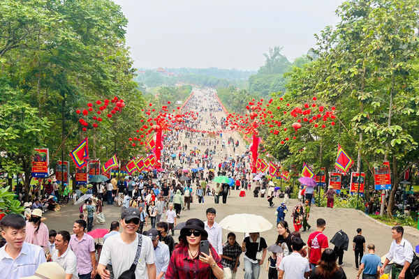 Lượng người đổ về Đền Hùng tăng đột biến