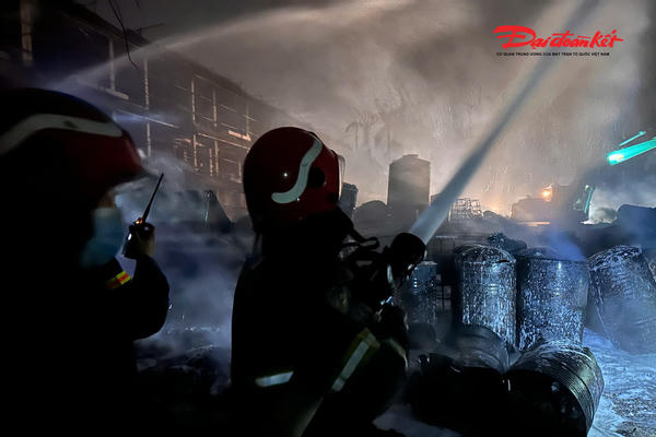 Khống chế kịp thời đám cháy tại kho xưởng chứa dầu thải ở Hà Nội