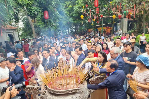 Từ Điện Kính Thiên đến bàn thờ Vua Hùng ở nước ngoài: Nối dài mạch nguồn tiên rồng