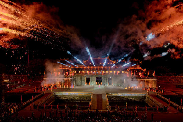 Hàng nghìn người dân đến Đại Nội Huế xem Hoàng cung huyền ảo về đêm