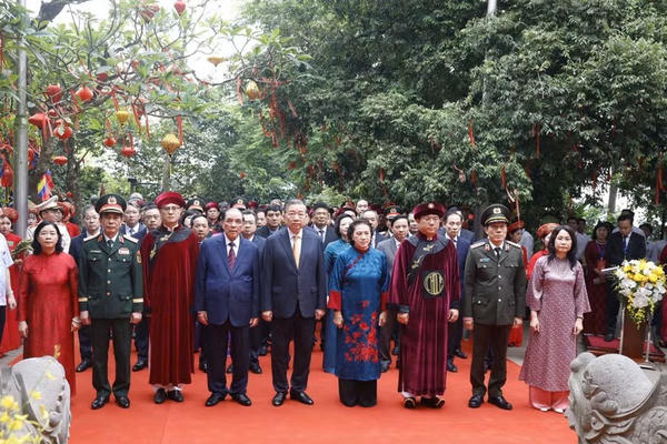 Tổng Bí thư, Chủ tịch nước Tô Lâm cùng đồng bào dâng hương tưởng niệm các Vua Hùng