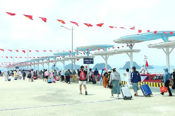 Nghỉ lễ giỗ tổ Hùng Vương: Khách đi các tuyến đảo Vân Đồn, Cô Tô tăng gấp 5 lần năm ngoái