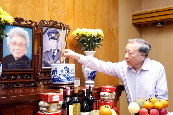Tổng Bí thư, Chủ tịch nước tới dâng hương tại nhà các lãnh đạo tiền bối
