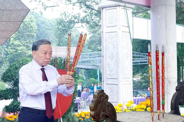 Tổng Bí thư, Chủ tịch nước dâng hương tưởng niệm các Anh hùng liệt sỹ ở Tây Ninh