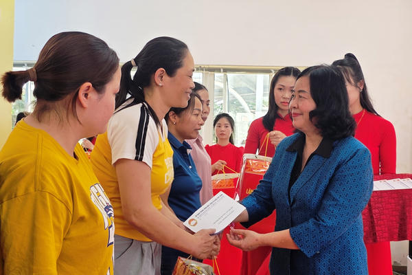 Chủ tịch Ủy ban Trung ương MTTQ Việt Nam thăm, tặng quà cho gia đình chính sách và người lao động tại Thanh Hóa