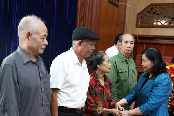 Chủ tịch Ủy ban Trung ương MTTQ Việt Nam tặng quà gia đình chính sách ở Ninh Bình