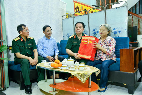 Đại tướng Nguyễn Trọng Nghĩa thăm và tặng quà các gia đình chính sách tại Gia Lai 