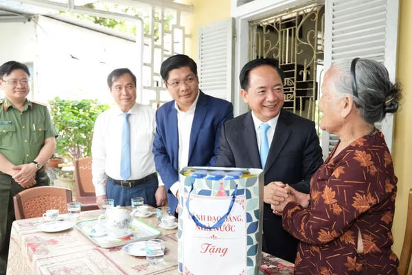 Trưởng Ban Tuyên giáo và Dân vận Trung ương Trịnh Văn Quyết tặng quà tại Huế