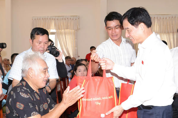 Trưởng ban Tổ chức Trung ương Nguyễn Duy Ngọc tặng quà các hộ gia đình chính sách, hộ nghèo tại Cần Thơ