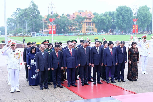Lãnh đạo Đảng, Nhà nước vào Lăng viếng Chủ tịch Hồ Chí Minh nhân kỷ niệm Ngày giải phóng miền Nam, thống nhất đất nước