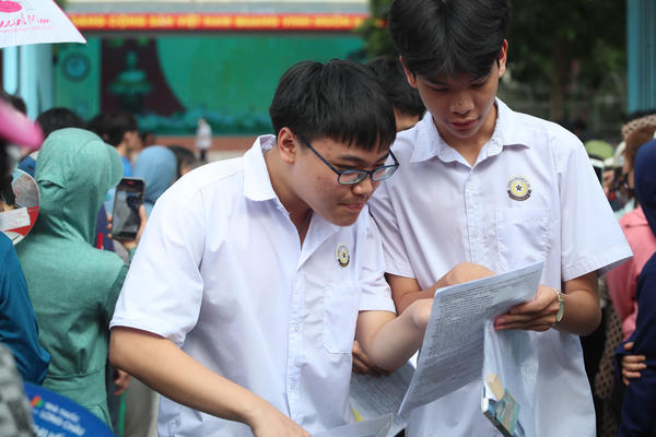 Nhiều trường công lập tại Hà Nội có lượng đăng ký vào lớp 10 chạm mốc 1 “chọi” 3 