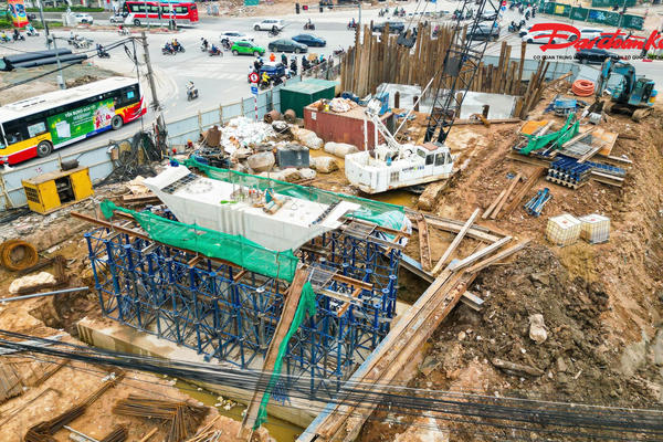 Sau hơn 3 tháng thi công, hai cầu vượt Vành đai 1 dần lộ diện