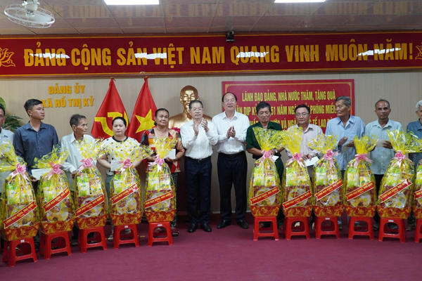 Chánh án Tòa án nhân dân tối cao tặng quà cho gia đình chính sách tại tỉnh Cà Mau