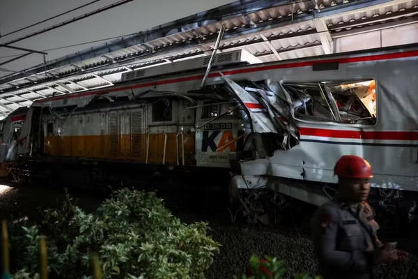 Hai tàu hỏa va chạm gần thủ đô Indonesia, hơn 80 người thương vong