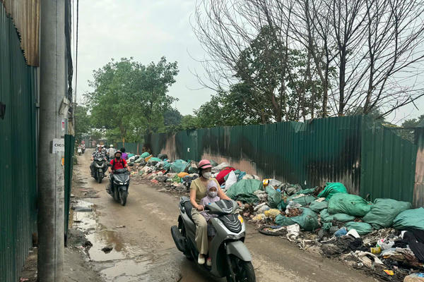 Hà Nội: Người dân phường Thanh Liệt khổ sở vì rác thải sinh hoạt "ngập tràn" đường giao thông 