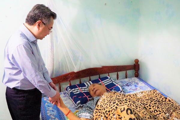 Trưởng Ban Chính sách, Chiến lược Trung ương thăm, tặng quà gia đình chính sách tại Quảng Ngãi