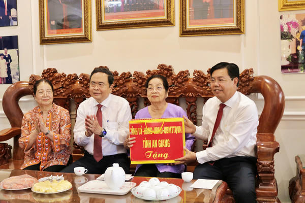 Chủ tịch Quốc hội Trần Thanh Mẫn thăm, tặng quà gia đình chính sách, công nhân, người lao động tại An Giang