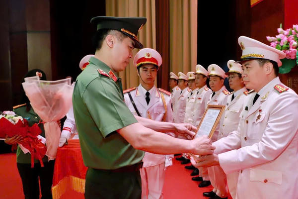 Lào Cai: Thăng cấp bậc hàm cho 84 sĩ quan công an