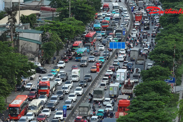 Dòng xe đông đúc rời Hà Nội, người dân bắt đầu kỳ nghỉ lễ 30/4 - 1/5