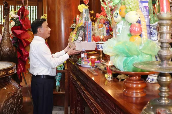 Thường trực Ban Bí thư dâng hương tưởng niệm Chủ tịch Hồ Chí Minh tại Nghệ An