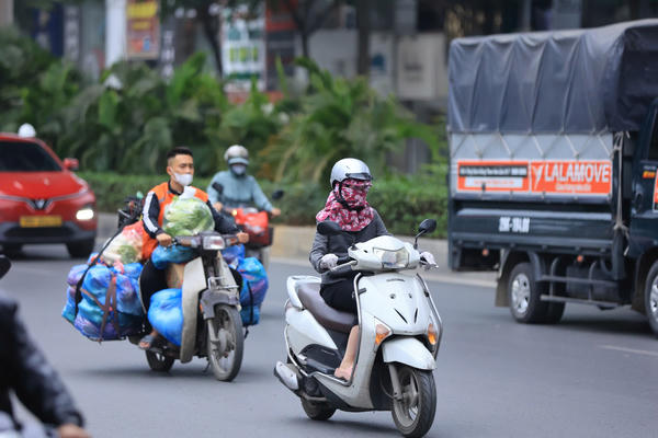 Thủ đô Hà Nội ngày nắng, chiều tối có mưa dông