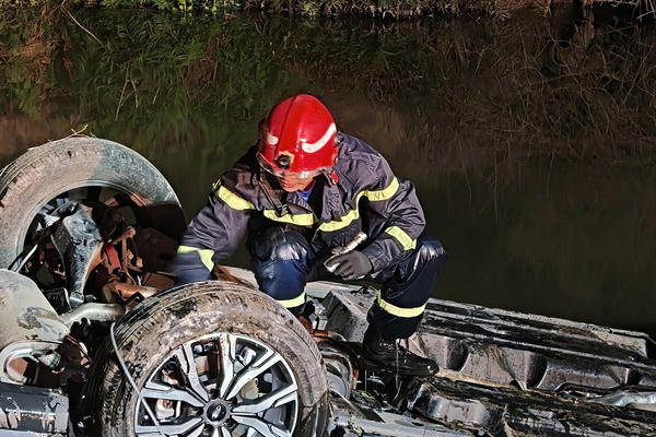 Hải Phòng: Cứu thành công nạn nhân trong xe ô tô lao xuống mương nước
