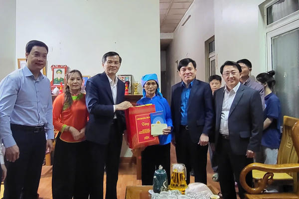 Giám đốc Học viện Chính trị quốc gia Hồ Chí Minh thăm, tặng quà gia đình chính sách, hộ nghèo ở Lai Châu