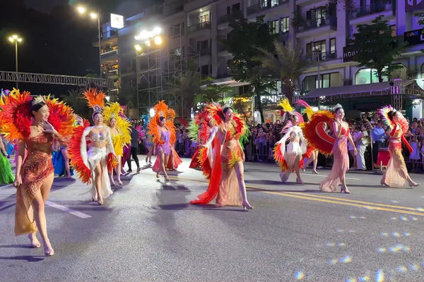 Hàng vạn người tham gia vũ hội đường phố Carnaval Hạ Long