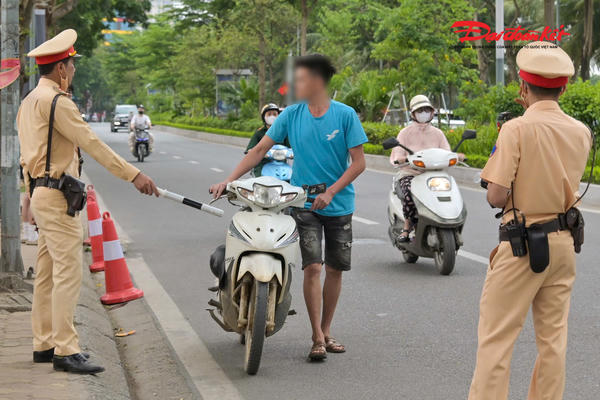 Nhiều thanh thiếu niên vi phạm giao thông trong kỳ nghỉ lễ, CSGT Hà Nội tăng cường xử lý