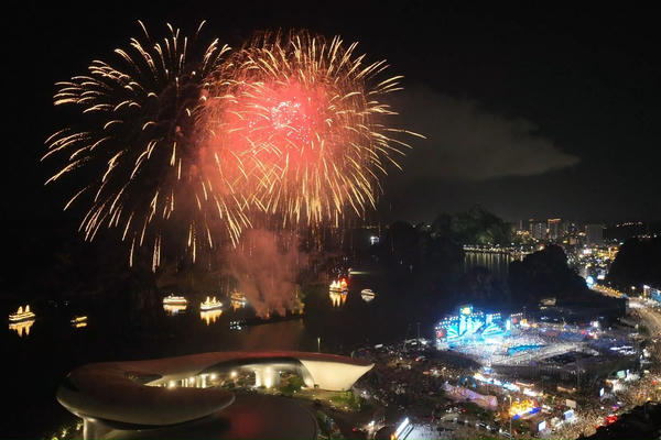 Hơn 80.000 người hòa mình vào không khí sôi động của Carnaval Hạ Long 2026