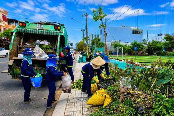 Đà Nẵng: Công nhân môi trường miệt mài làm sạch đường phố trong dịp lễ