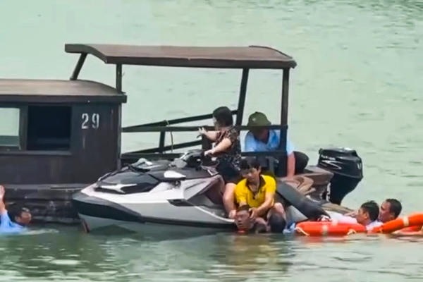 Đang biểu diễn flyboard ở Ninh Bình, 2 người bất ngờ rơi xuống nước