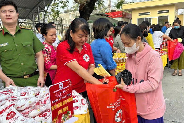 Chính sách cho người yếu thế